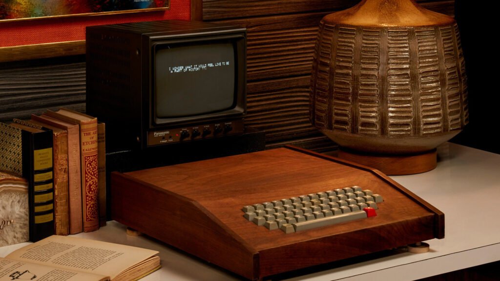اولین محصول تجاری اپل، کامپیوتر "AI" (Apple I) در سال 1976
همه چیز درباره اپل