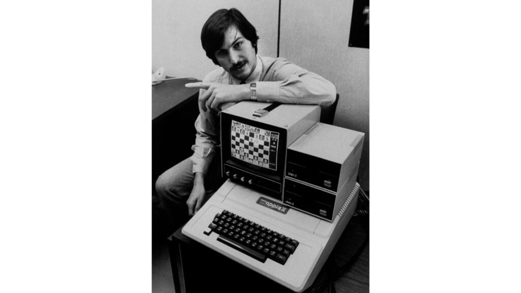 کامپیوتر "AII" (Apple II) در سال 1977
همه چیز درباره اپل