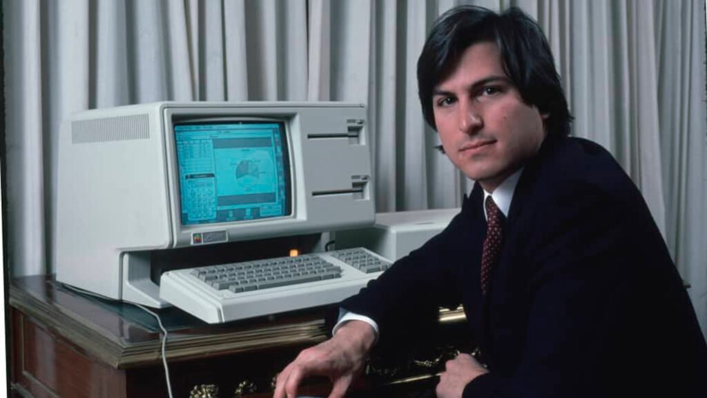 کامپیوتر "AII" (Apple II) در سال 1977
همه چیز درباره اپل